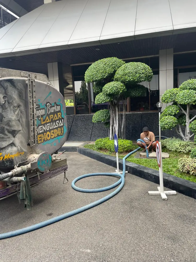Proses penyedotan limbah dengan armada Sedot WC Sumber Rejeki Semarang