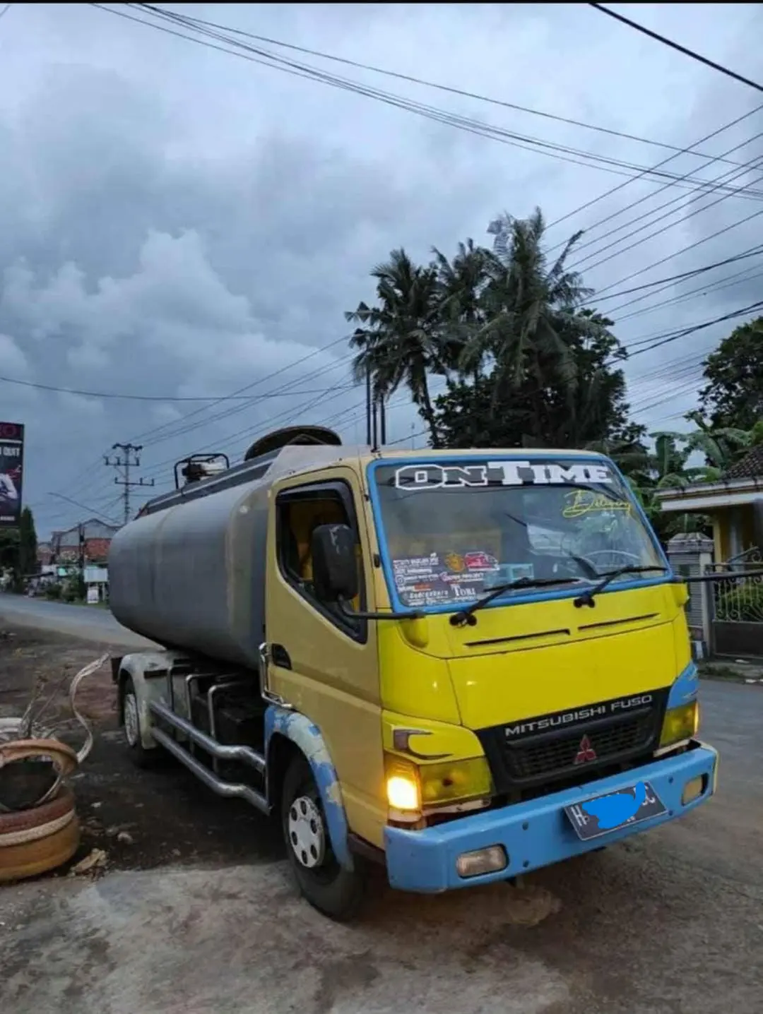Armada truk kuning untuk layanan sedot WC Semarang