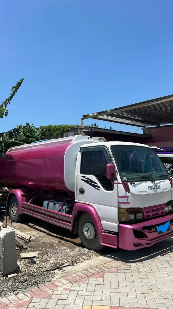 Armada truk tangki warna pink Sedot WC Sumber Rejeki